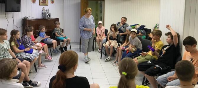 Сотрудники ЕОРОиК проводят презентации развивающего занятия для летнего лагеря отдыха на приходе