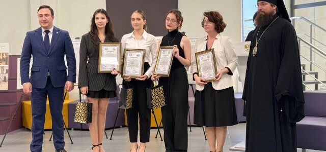 Преосвященный Артемий, епископ Таганрогский, викарий Ростовской епархии возглавил работу секции «Дети рисуют храм» Преосвященный Артемий, епископ Таганрогский, викарий Ростовской епархии возглавил работу секции «Дети рисуют храм»