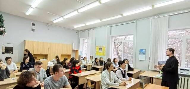 Пилотный проект «Разговоры о важном» для старшеклассников школ города Ростова-на-Дону проводят священники Ростовской-на-Дону епархии